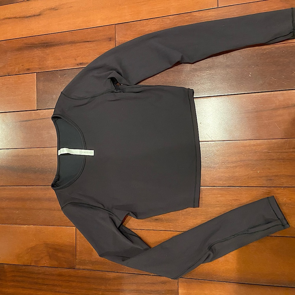 Lululemon long sleeve cropped shirt (with thumb holes) size 8